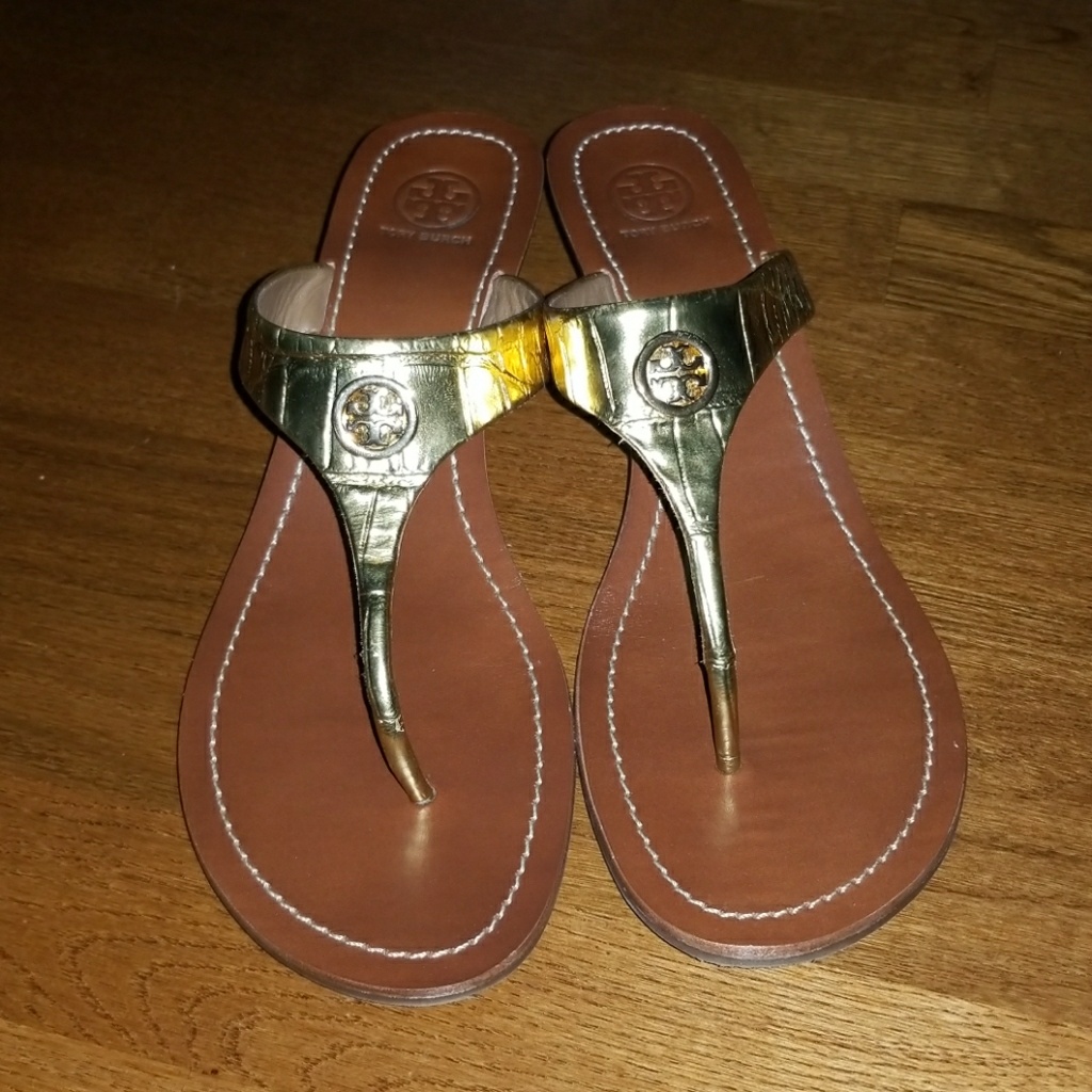 Tory Burch Metallic Gold Leather Thong Sandals On Brown Footbed